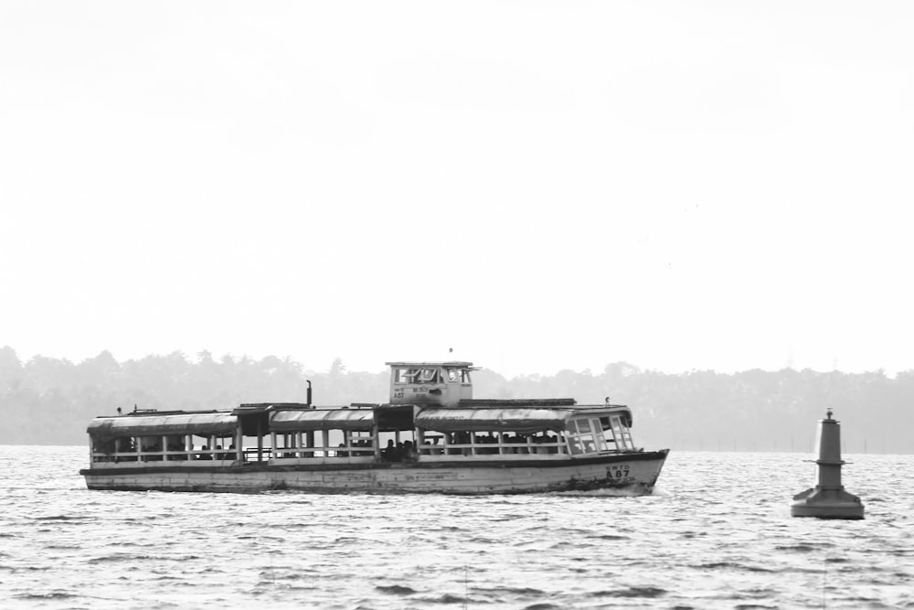 foto em escala de cinza do barco na água