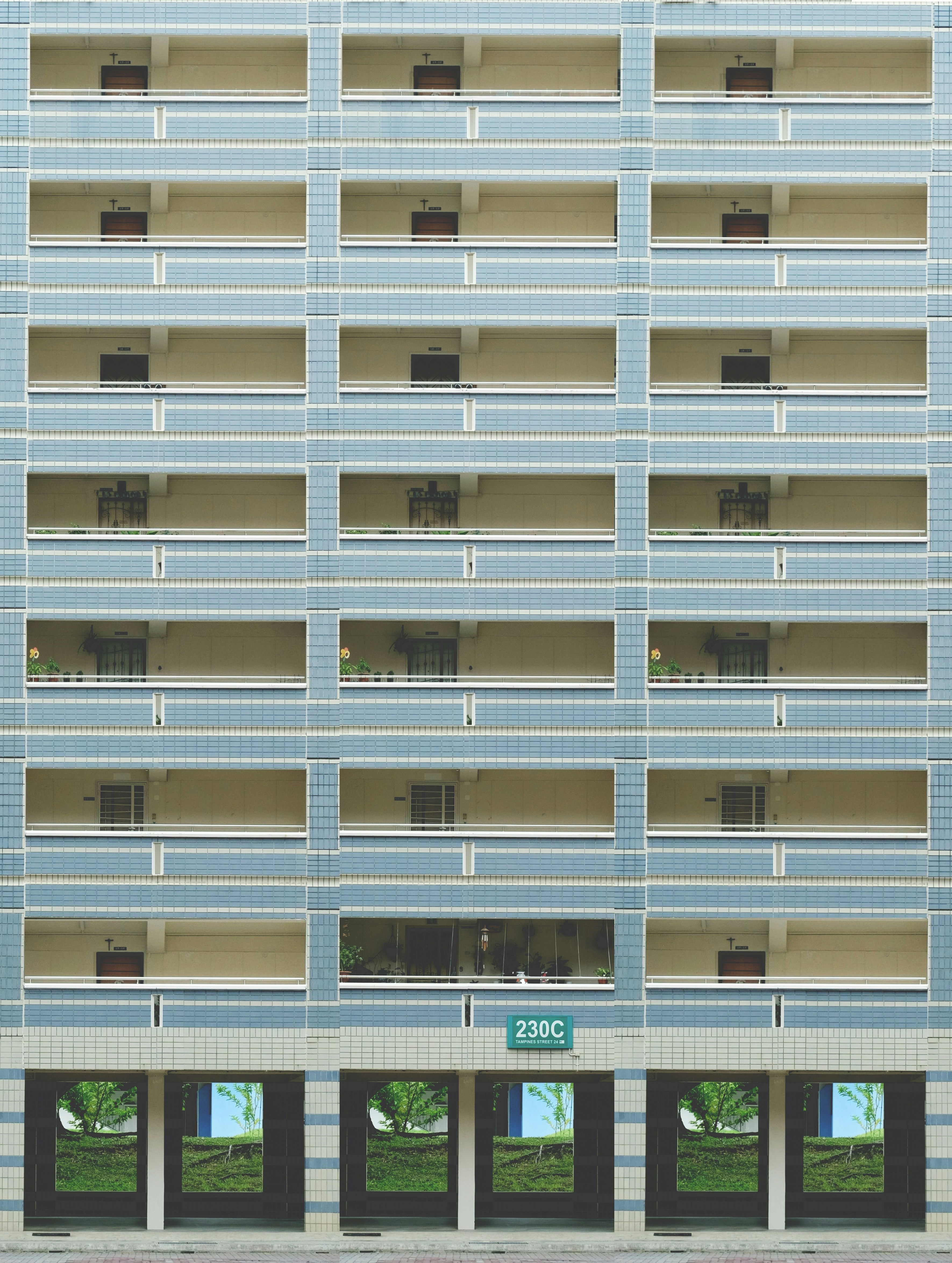 Weißbetongebäude tagsüber