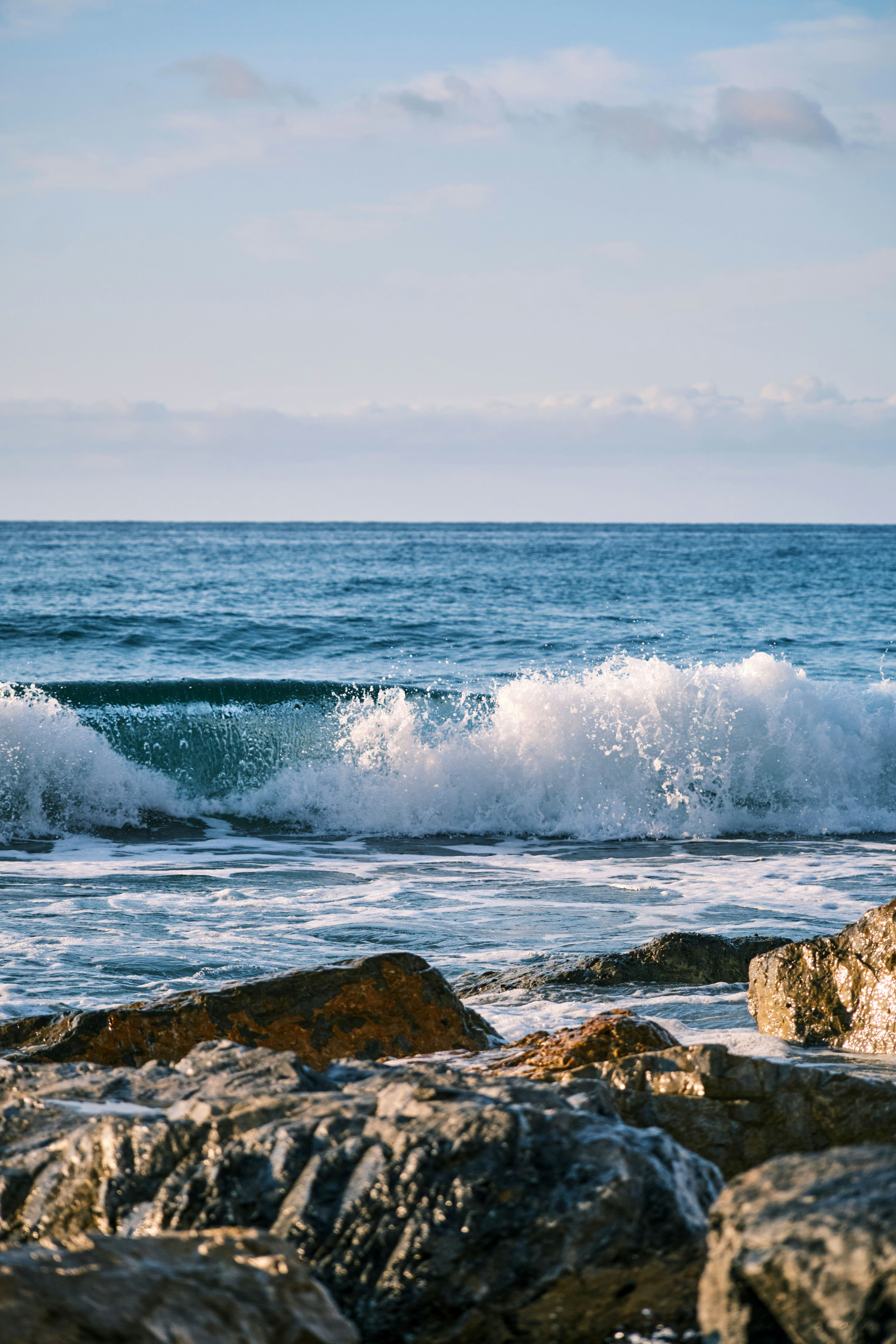 Ocean Waves Crashing On Rocks During Daytime Photo Free Alassio Image On Unsplash