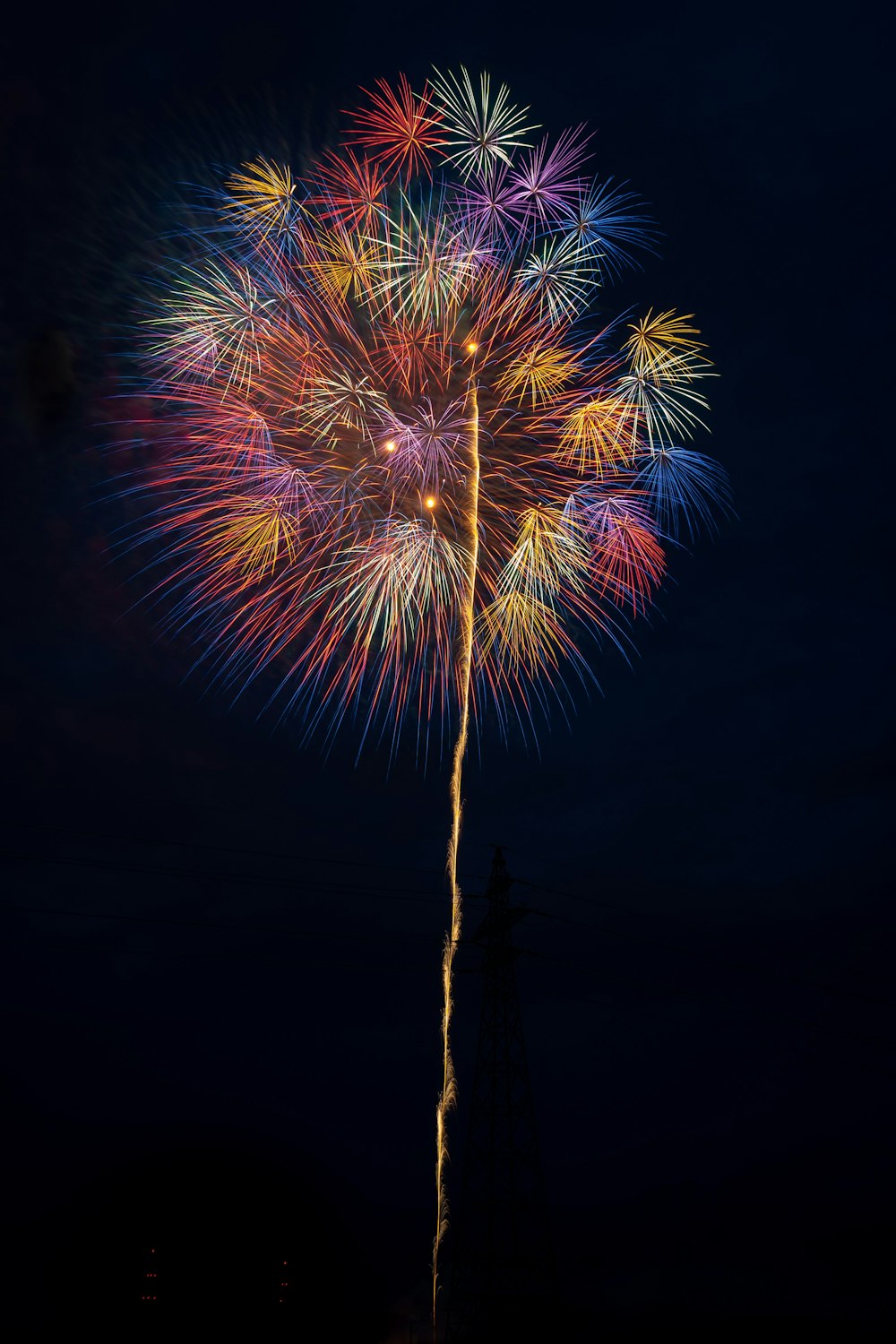 fuochi d'artificio rossi e gialli nel cielo