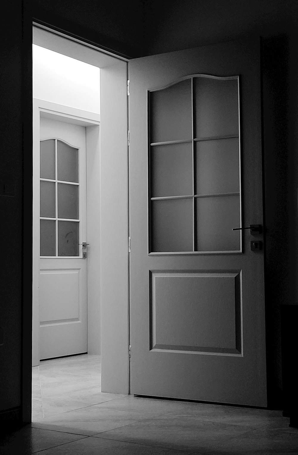 weiße Holztür mit 6 Paneelen