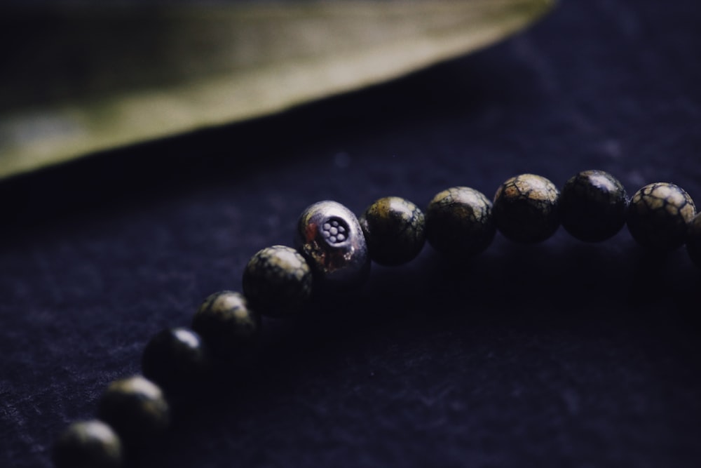 schwarze Perlenkette auf schwarzem Textil