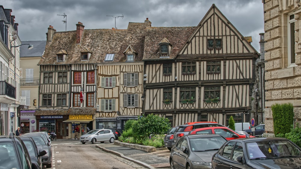 Voitures garées devant un bâtiment en béton brun pendant la journée