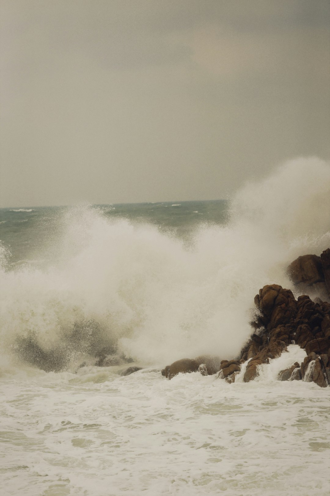 ocean waves crashing on rocks