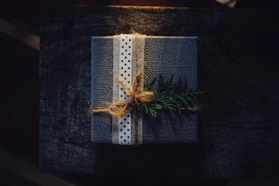 An inviting gift box wrapped with eco-friendly materials, highlighting thoughtful, affordable gifts under $50.