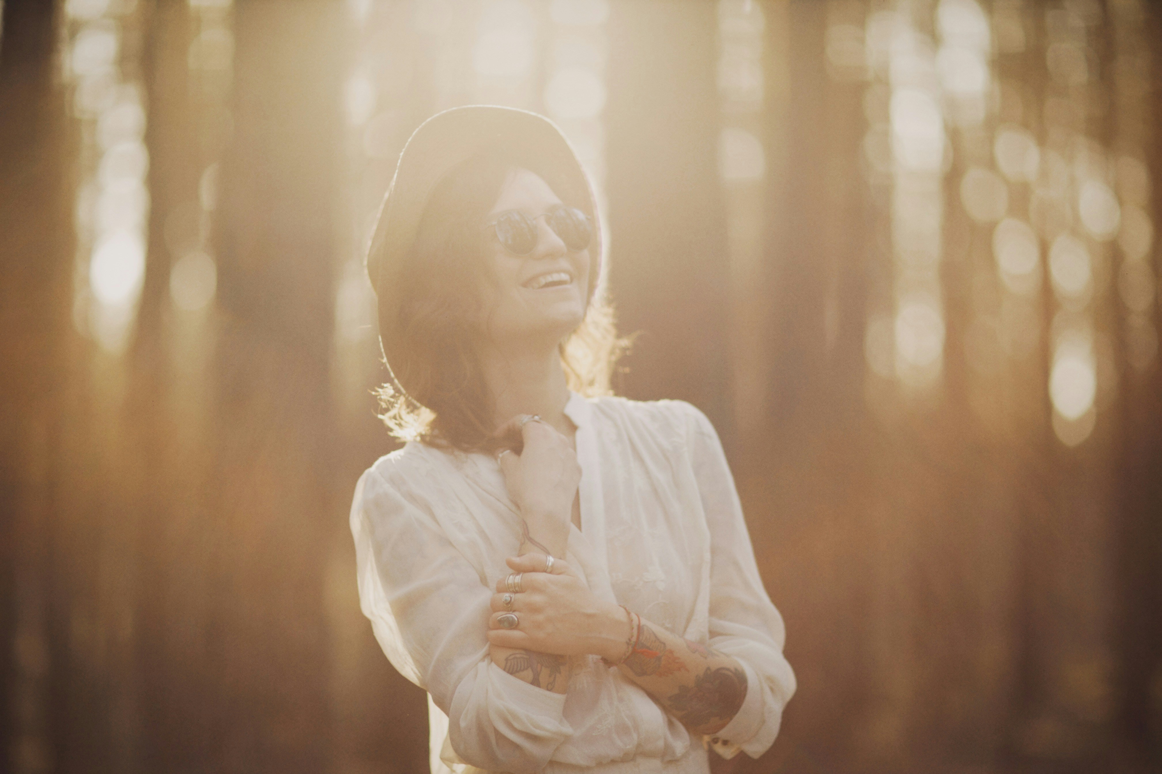 Modelo em luz natural suave, sem logos, embalagens ou marcas visiveis