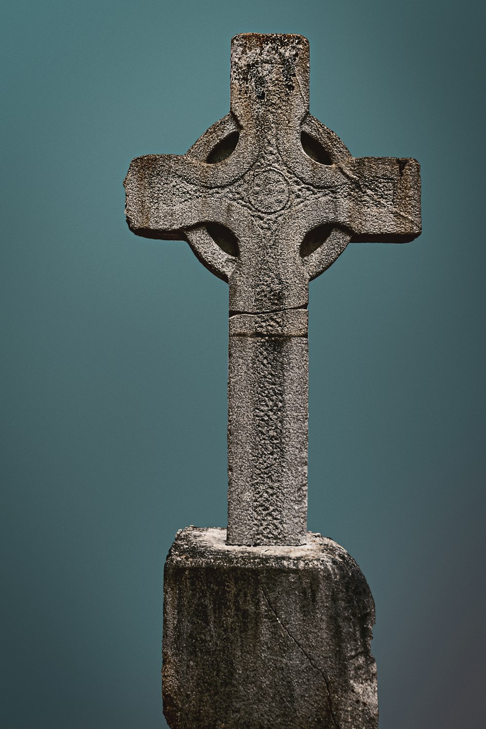 croix grise sur fond vert