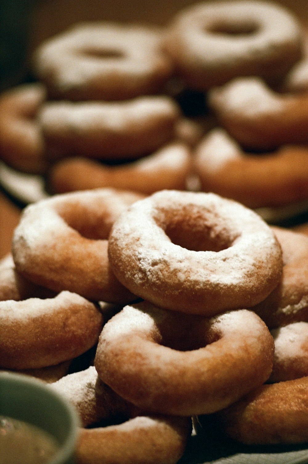 galletas marrones sobre textil blanco