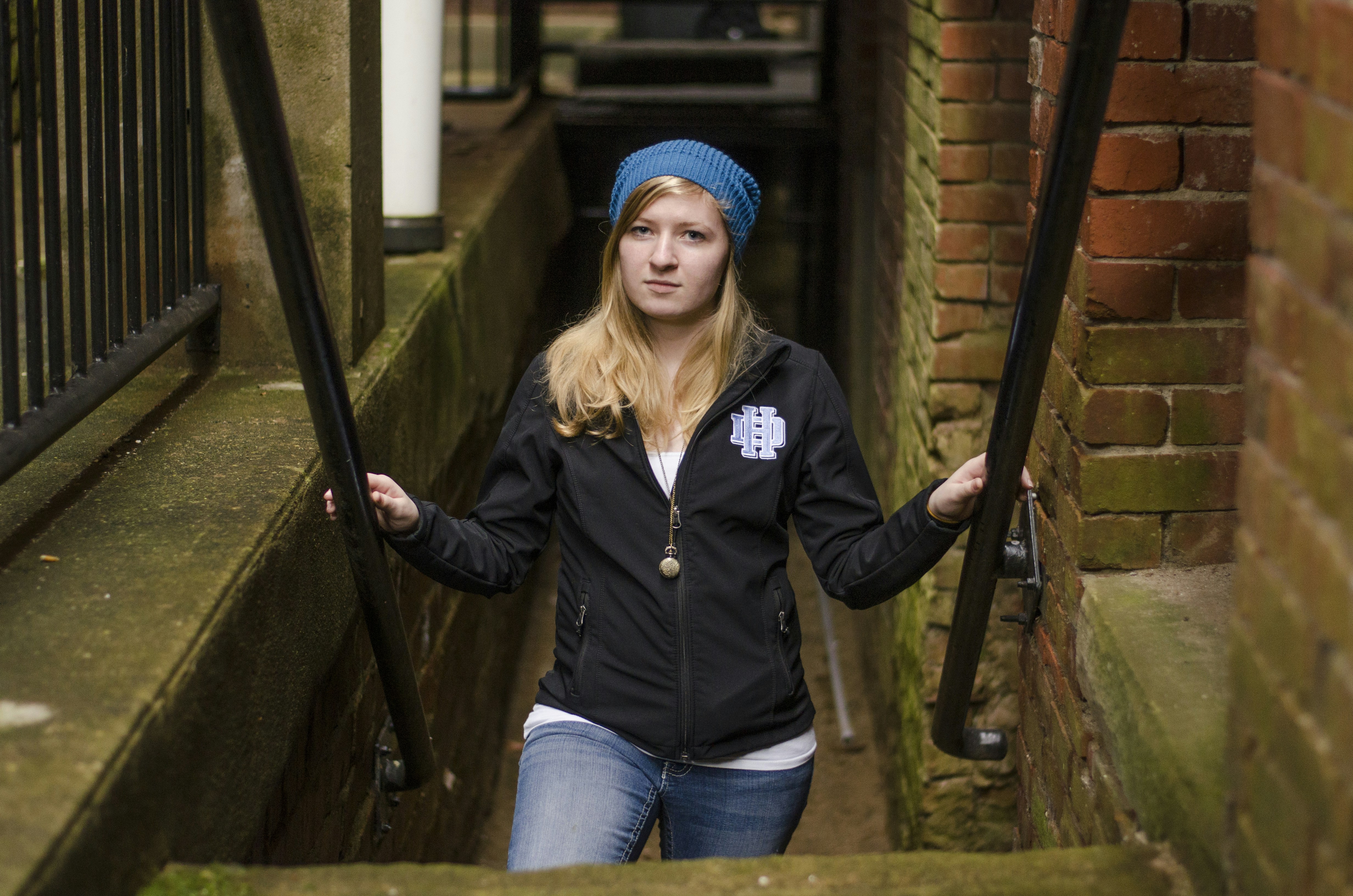 Frau in schwarzer Zip-up-Jacke und blauer Jeans