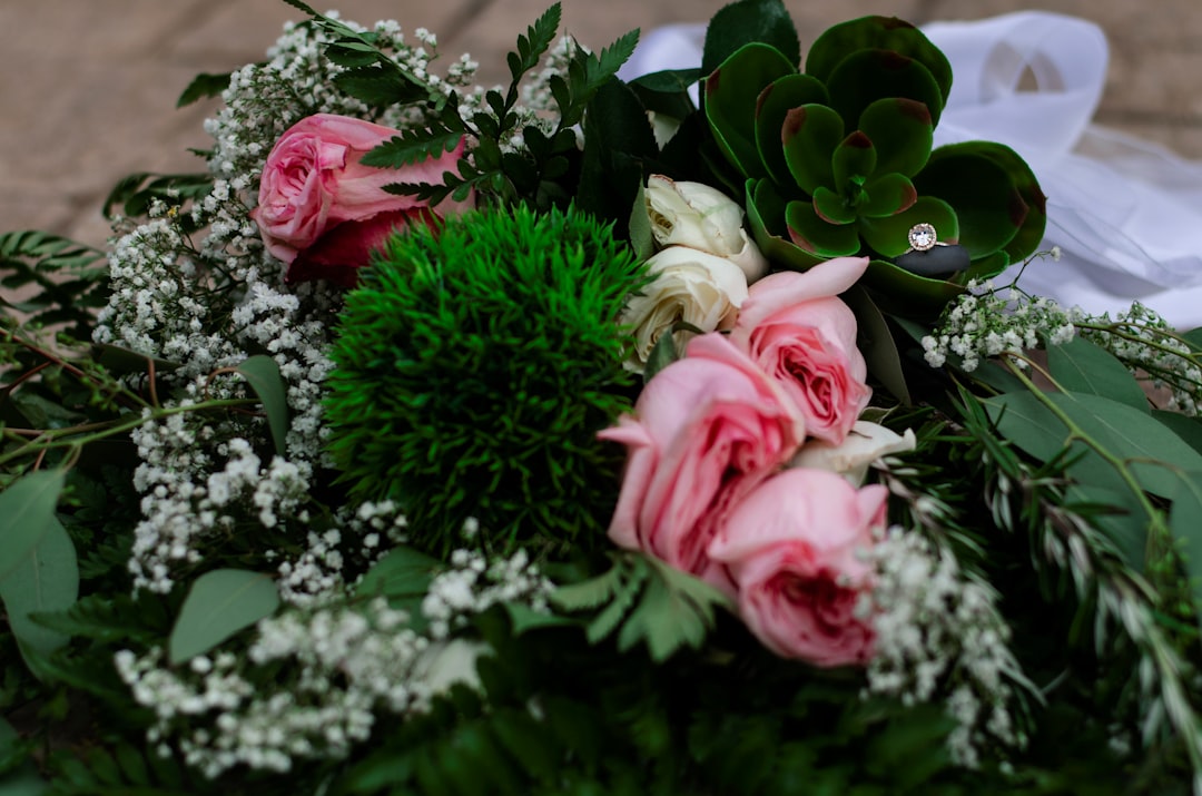 pink and white roses bouquet