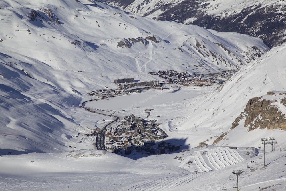 Schneebedeckter Berg tagsüber