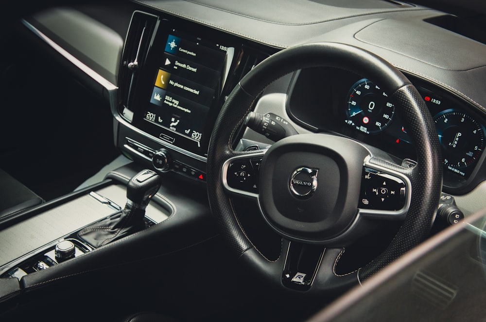 black mercedes benz steering wheel