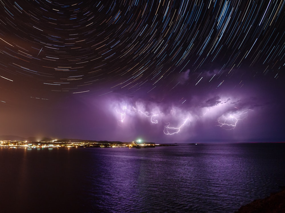 Luces azules en el cuerpo de agua durante la noche