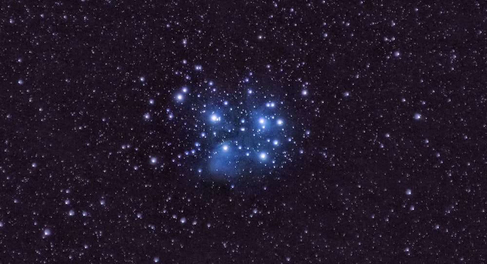 estrellas azules y blancas en el cielo