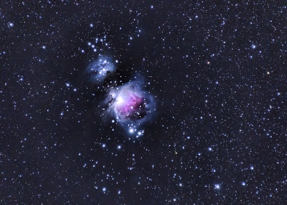 Ilustración de galaxia púrpura y blanca