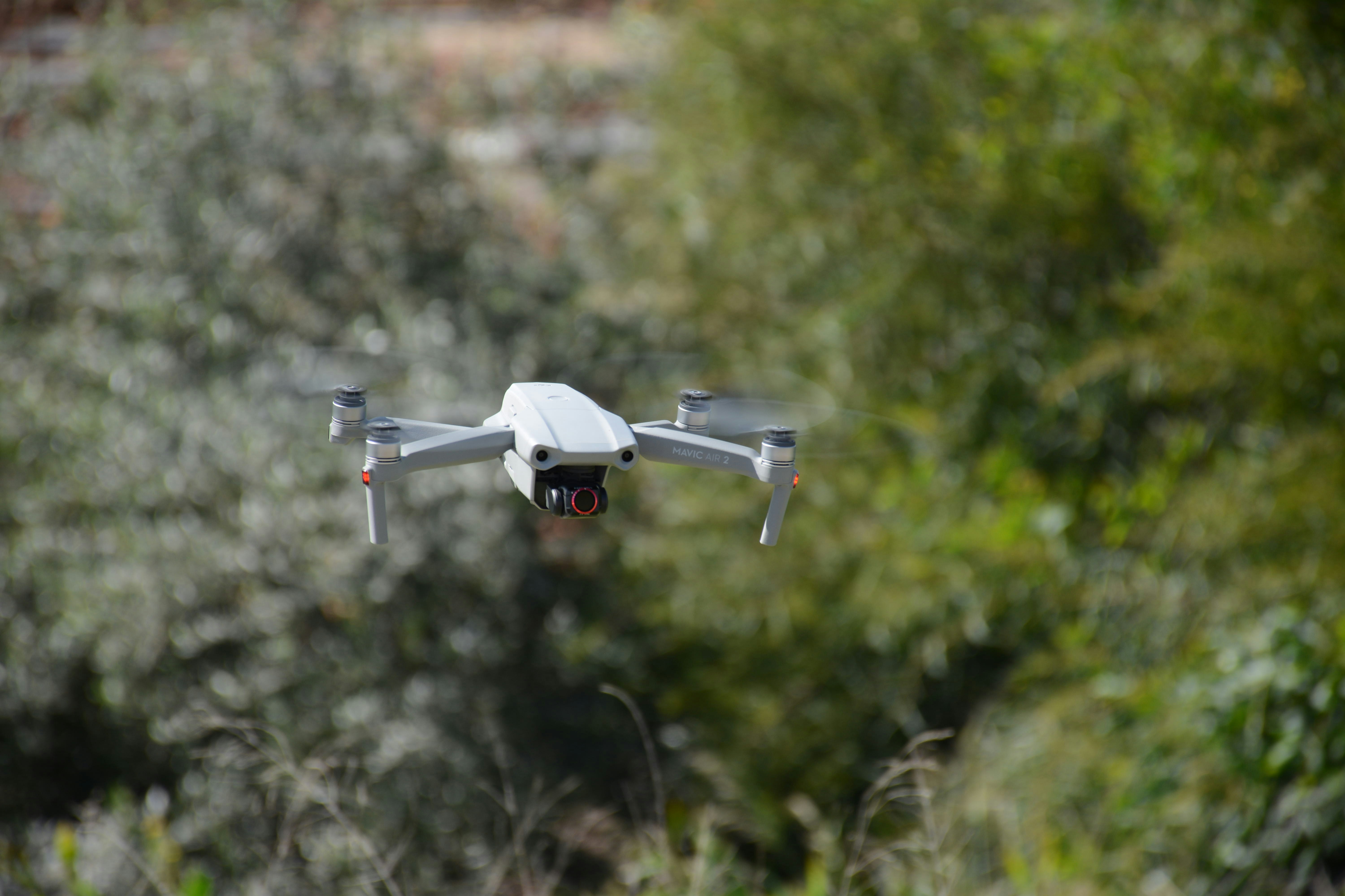 Drone bianco che vola durante il giorno