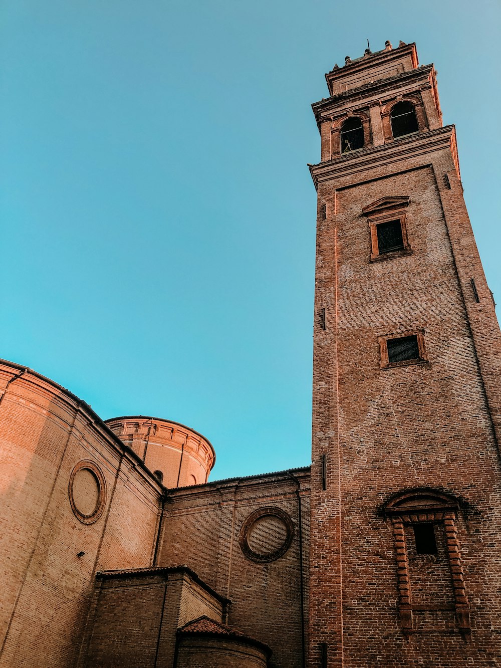 edificio in cemento marrone sotto il cielo blu durante il giorno