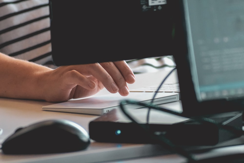 Person, die Computer auf dem Tisch benutzt