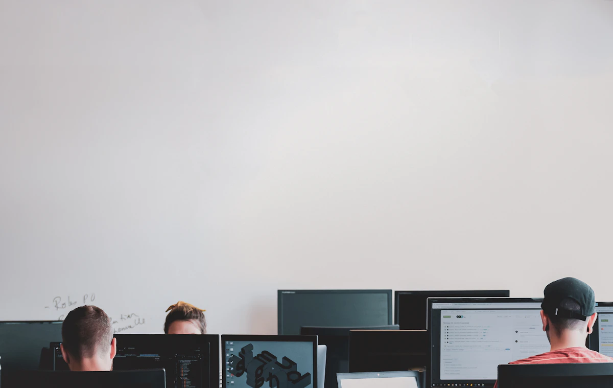 HubSpot vs Salesforce for SaaS Firms: 3 Gaps 2026