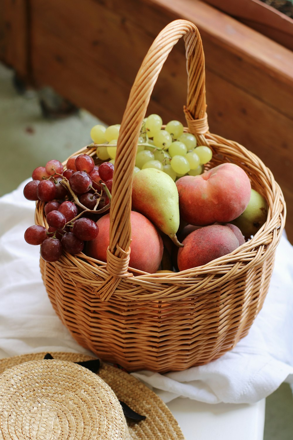 rote Äpfel im braun geflochtenen Korb