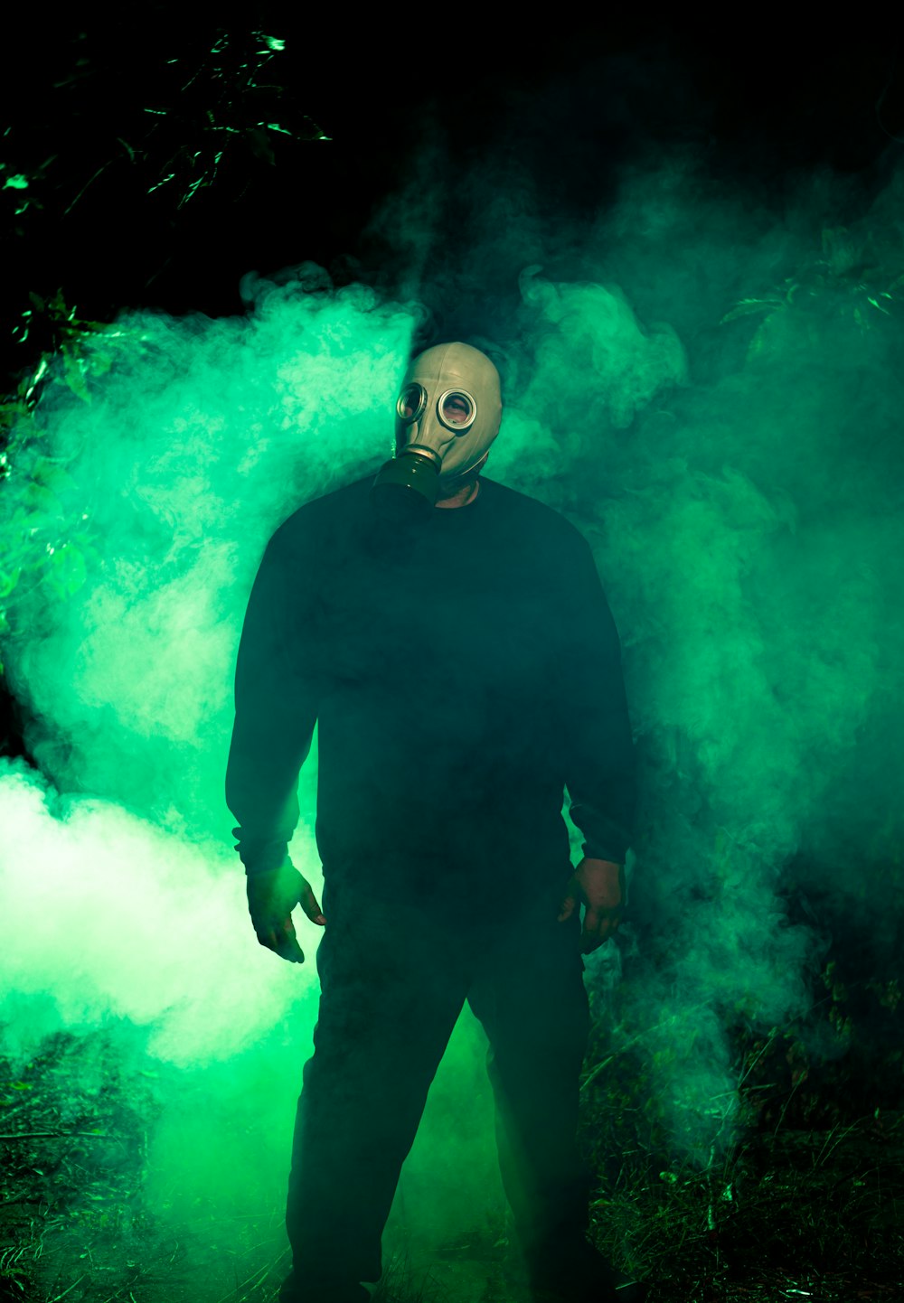 homme en costume noir avec masque à gaz