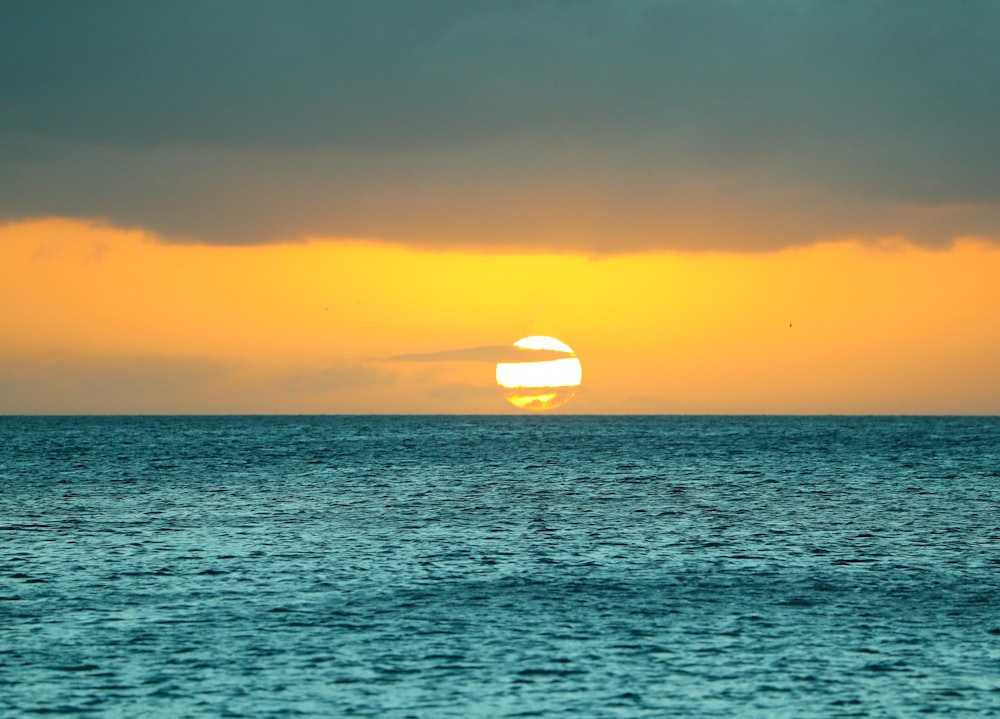 Weißes Boot auf See bei Sonnenuntergang