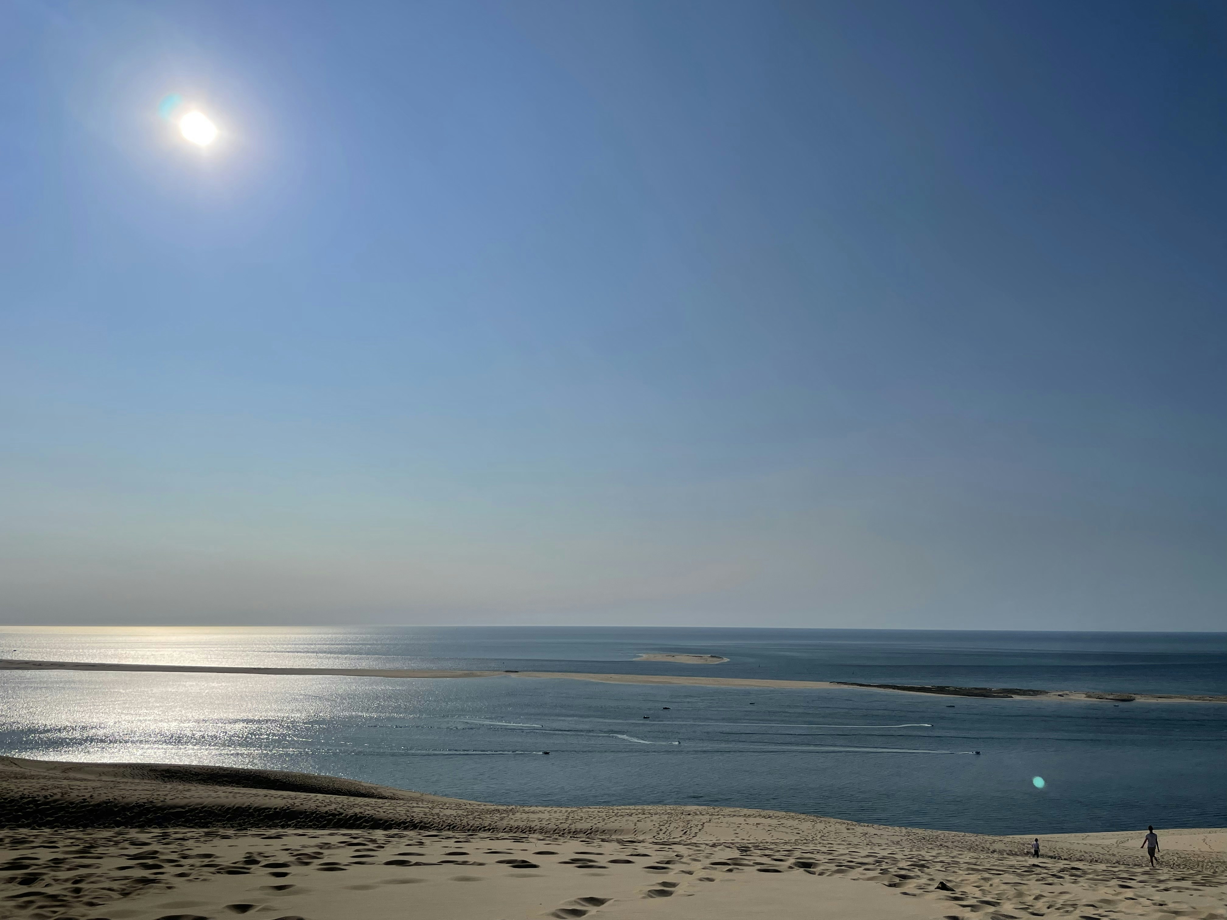 céu azul sobre a praia durante o dia