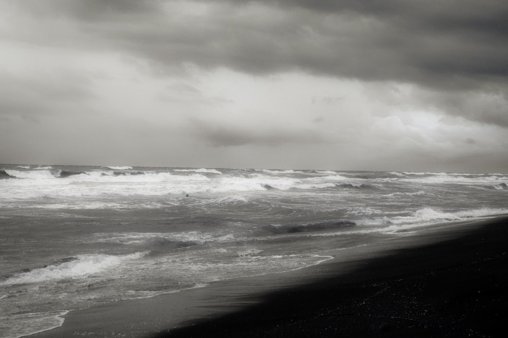 Onde dell'oceano che si infrangono sulla riva durante il giorno