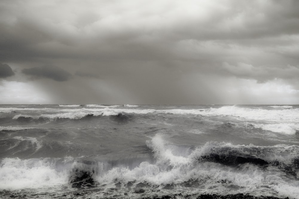 vagues de l’océan sous un ciel nuageux pendant la journée