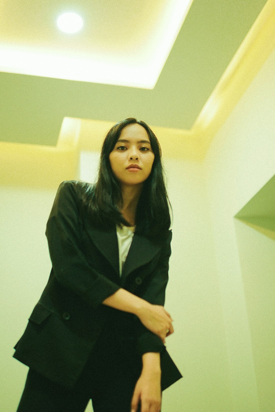 Blazer form vuông, đường vai chuẩn xác, phù hợp mọi buổi gặp gỡ quan trọng.