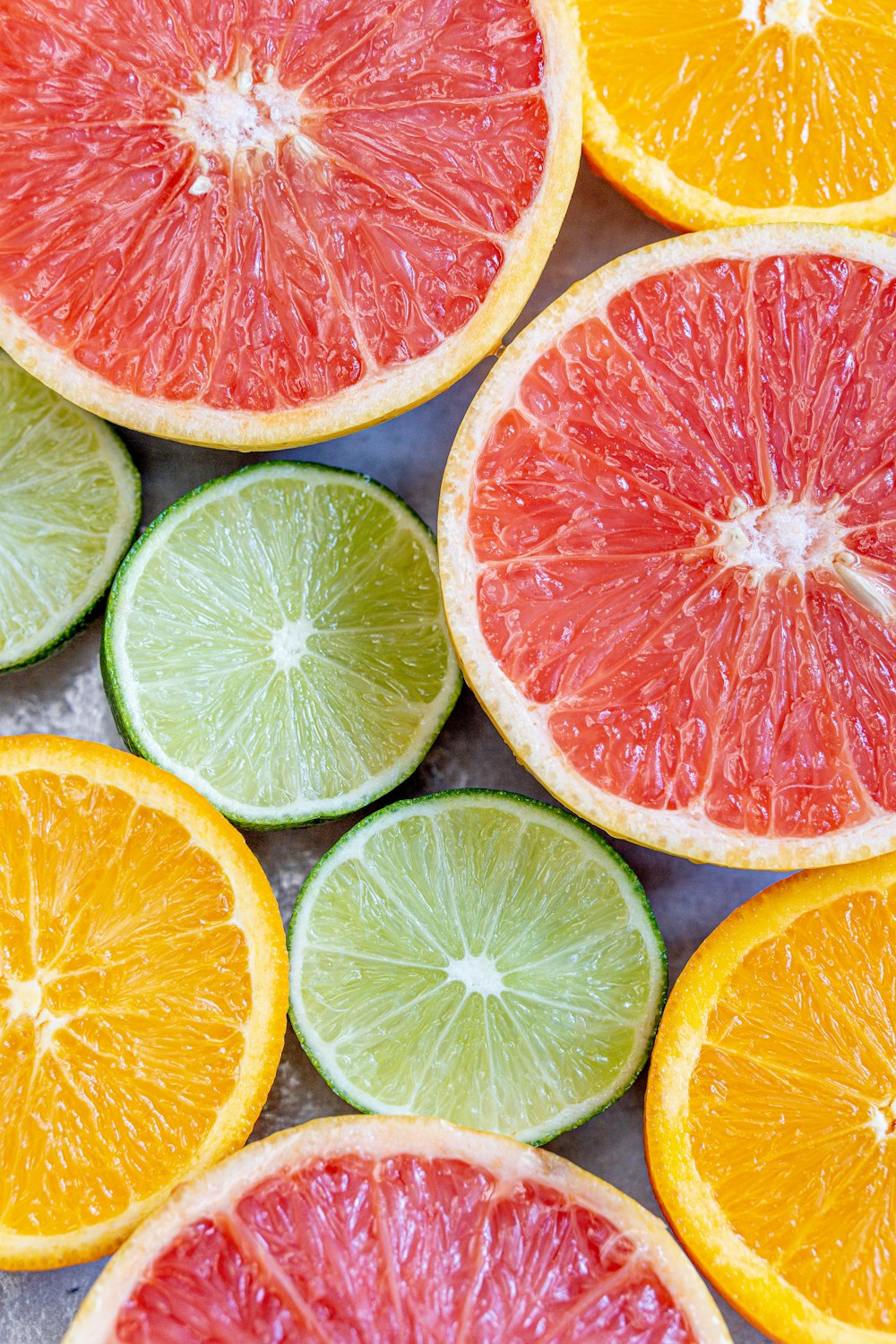 frutas cítricas laranja e verde fatiadas