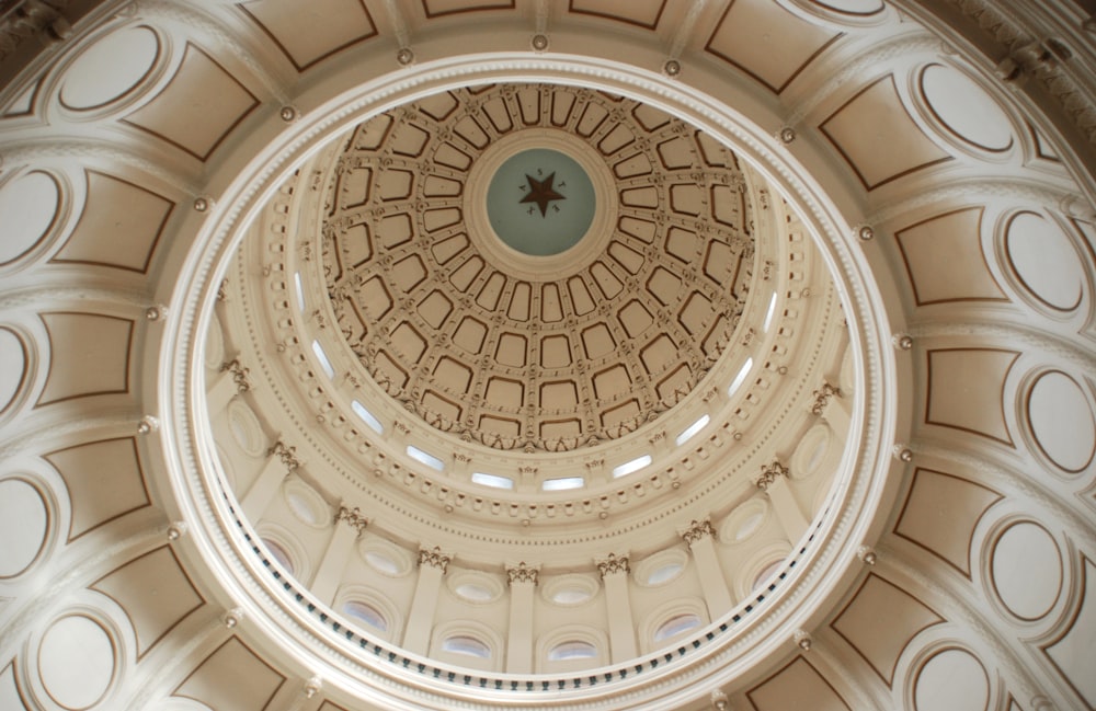 Techo de cúpula marrón y blanco