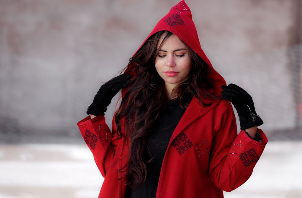donna in felpa con cappuccio rossa e giacca di pelle nera