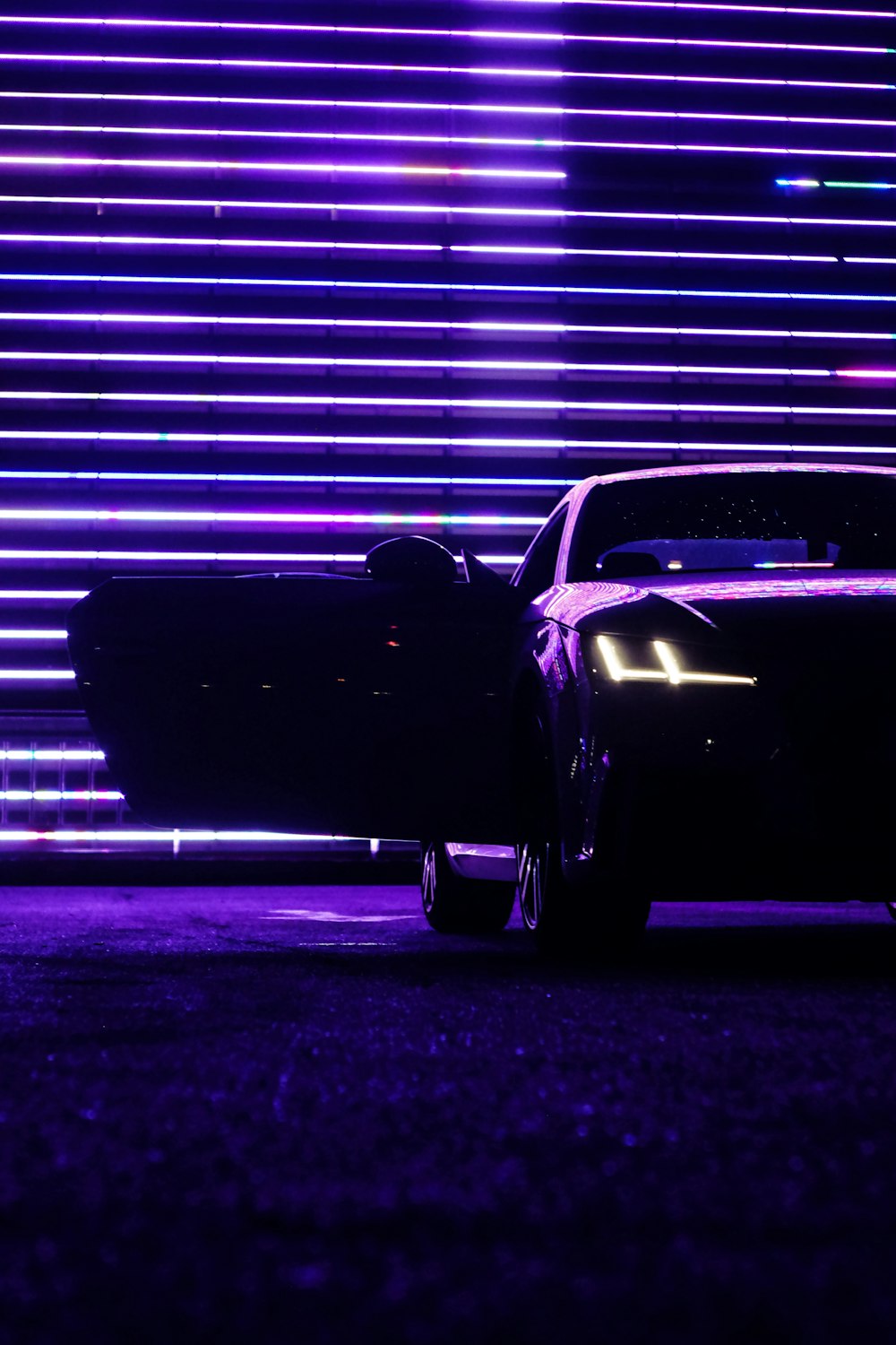 voiture noire dans un parking