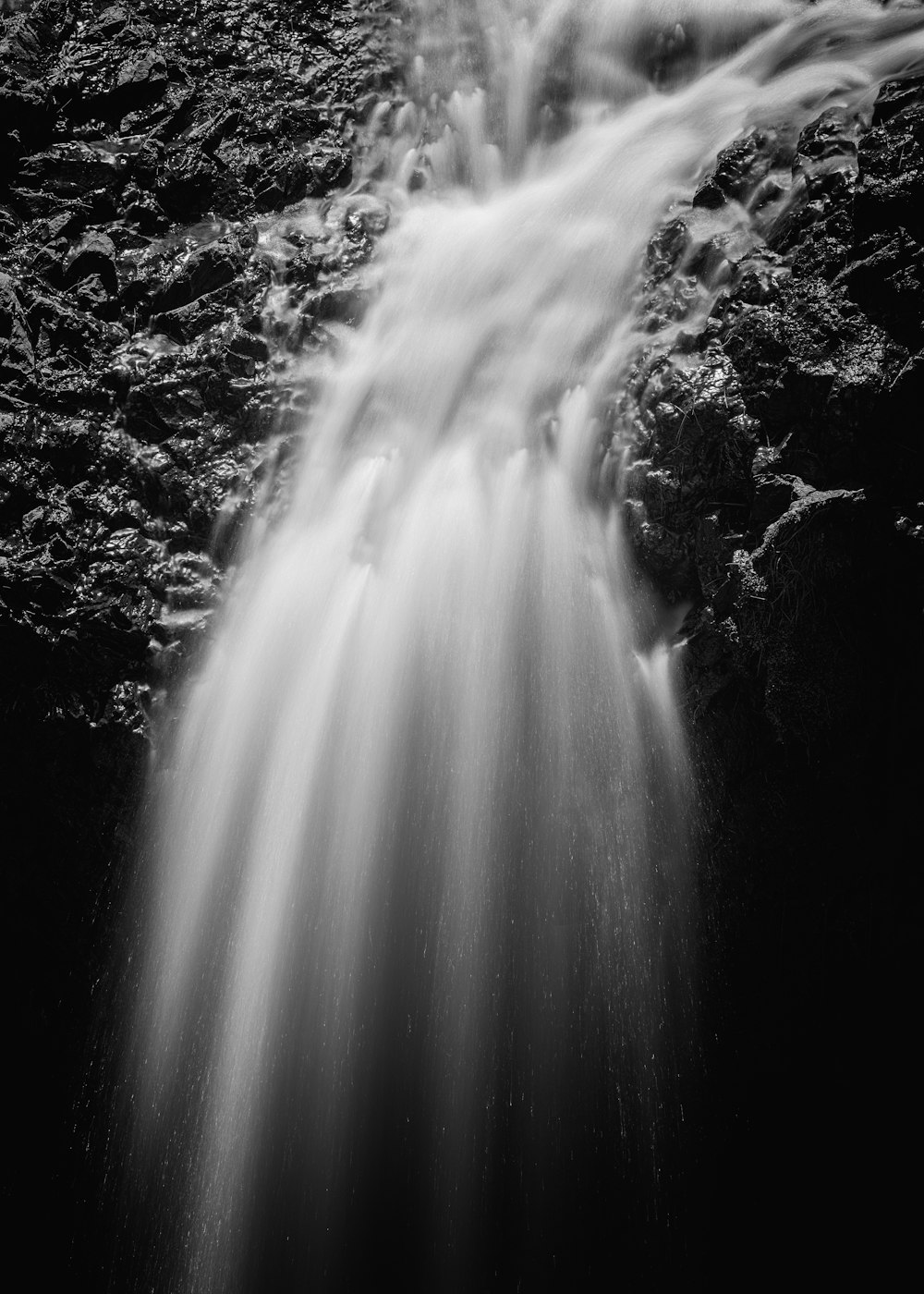 foto in scala di grigi di cascate d'acqua