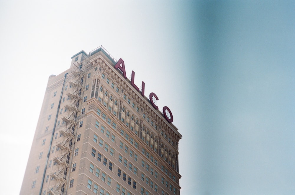 Edificio de hormigón marrón bajo cielo gris