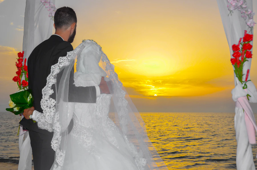 Pareja abrazada en la playa a la hora dorada del atardecer
