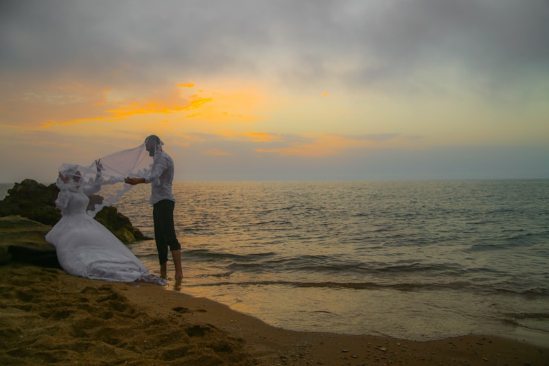 Pareja abrazada al atardecer