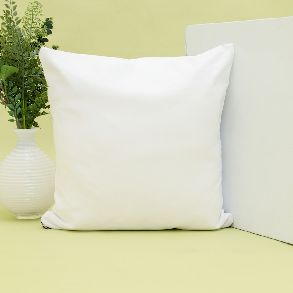 coussin blanc sur canapé blanc