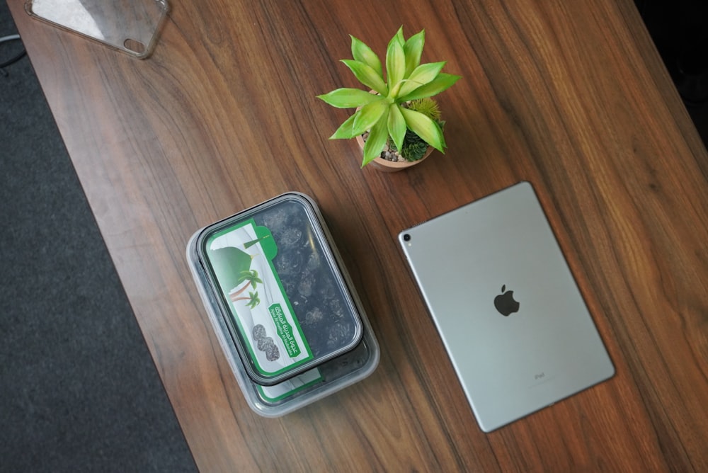 Silbernes iPad auf braunem Holztisch