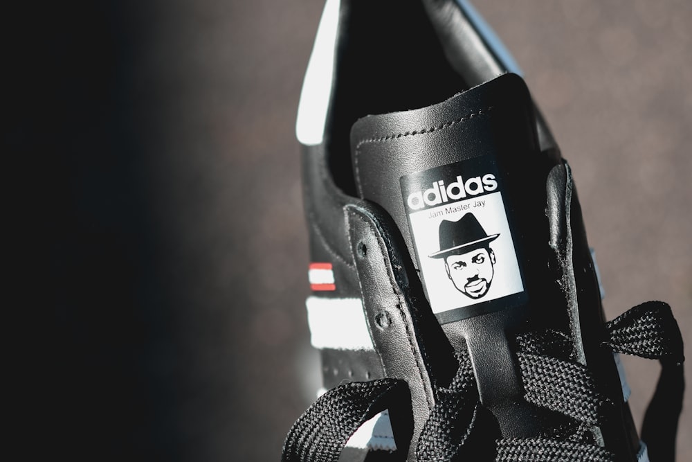 schwarz-weißer adidas Schuh