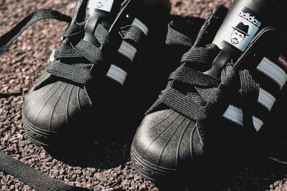Zapatillas de senderismo negras y grises