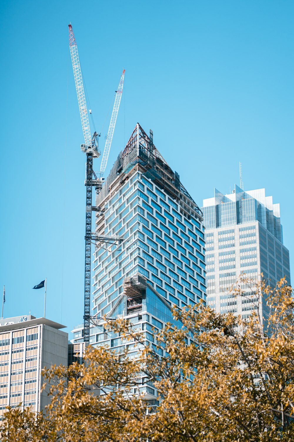 Edificio de hormigón blanco y gris durante el día