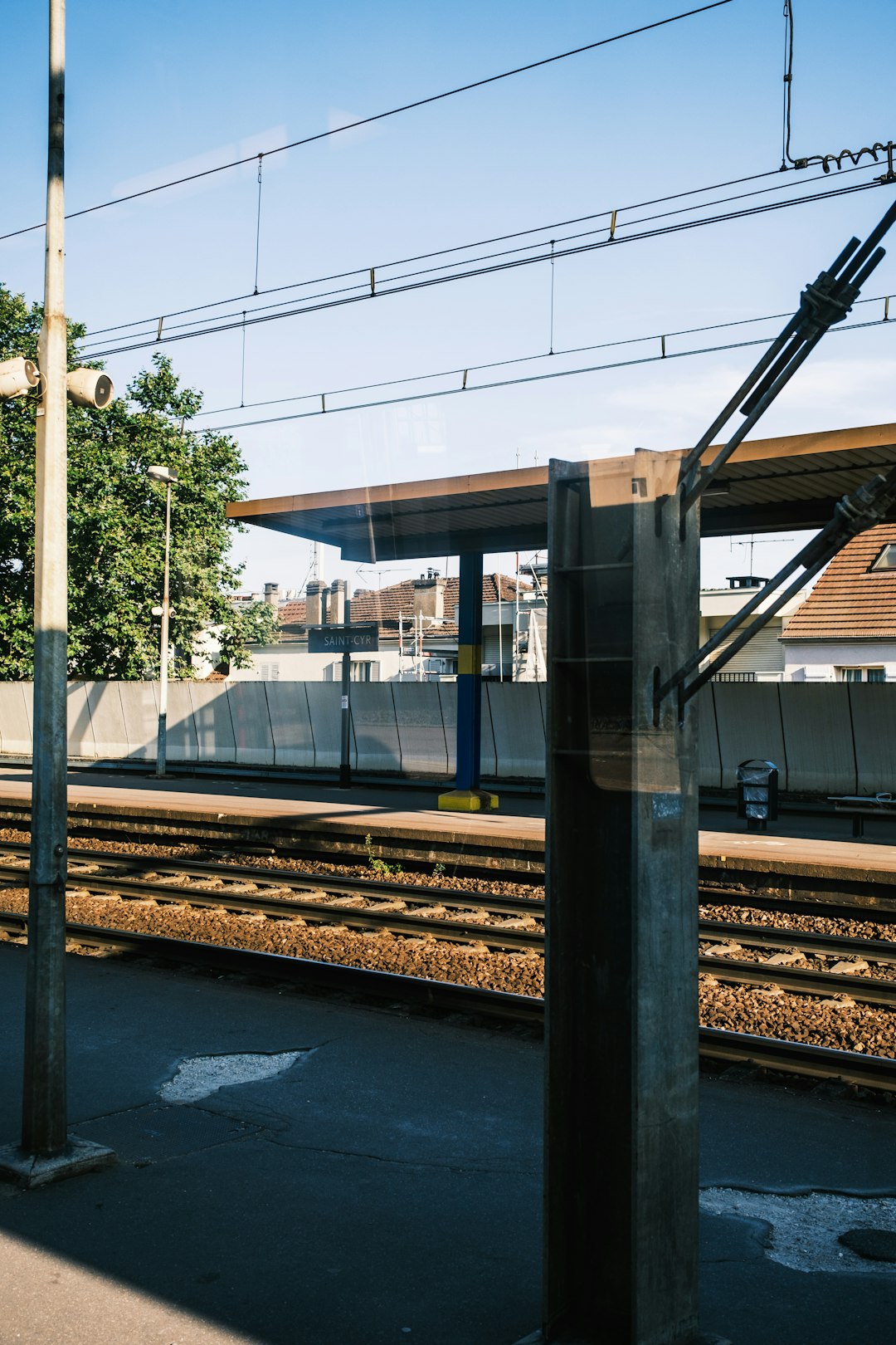 gray metal train rail during daytime
