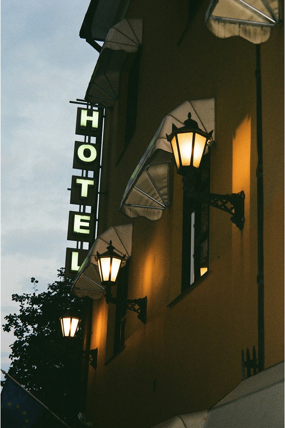 Un letrero de hotel se ilumina por la noche