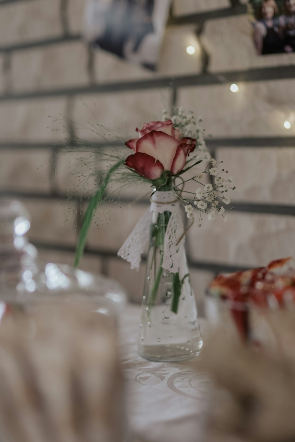 red and white roses in clear glass vase