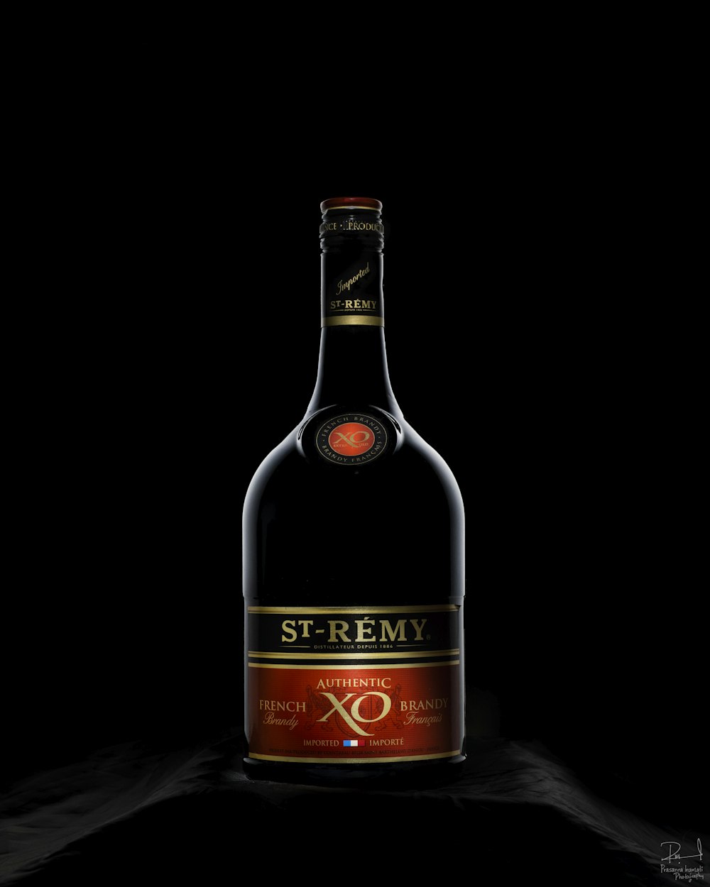 Una botella de St-Remy XO con fondo negro