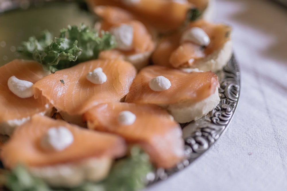 Galletas marrones en un plato redondo plateado