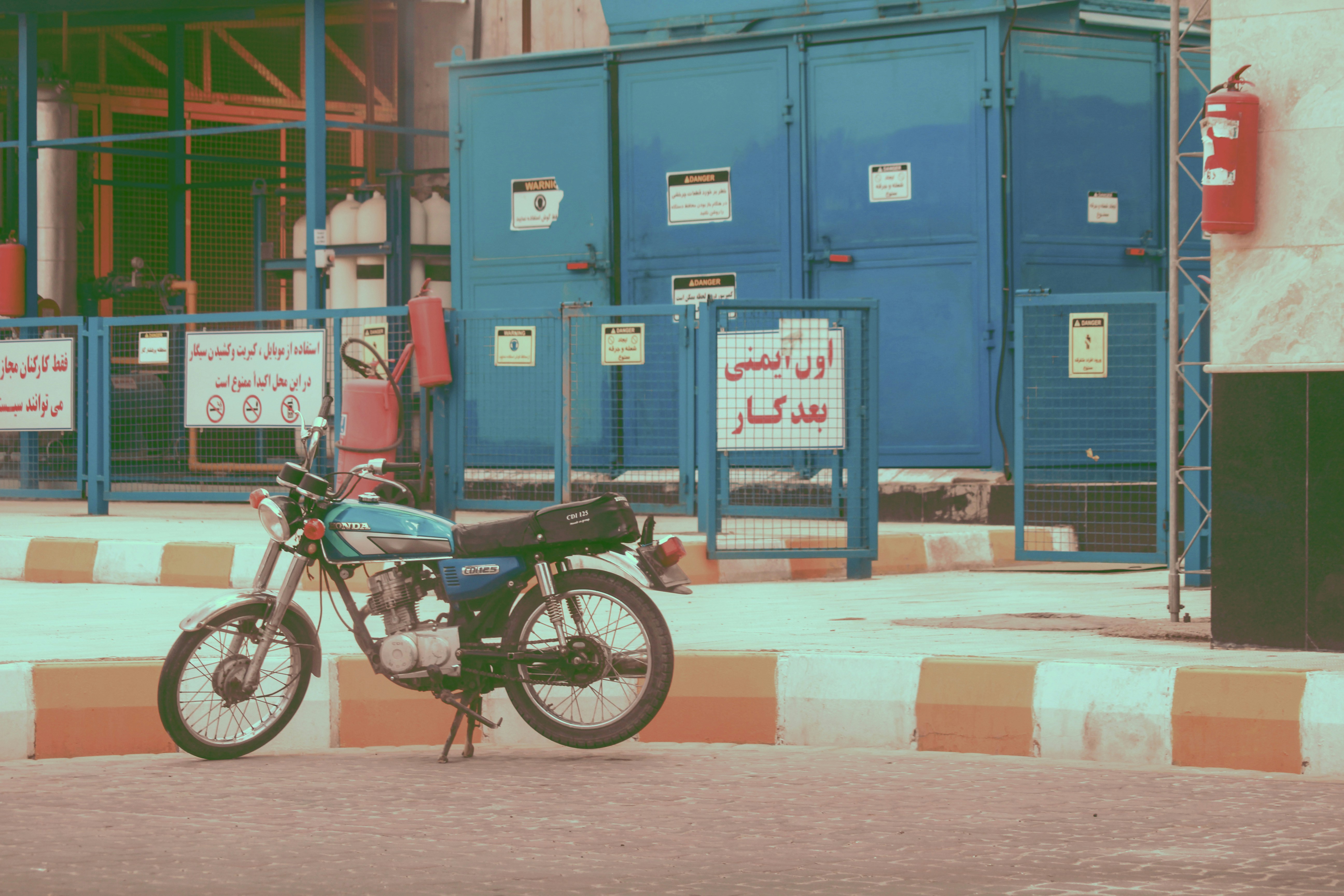 Bicicleta negra y marrón estacionada junto a la pared azul y blanca
