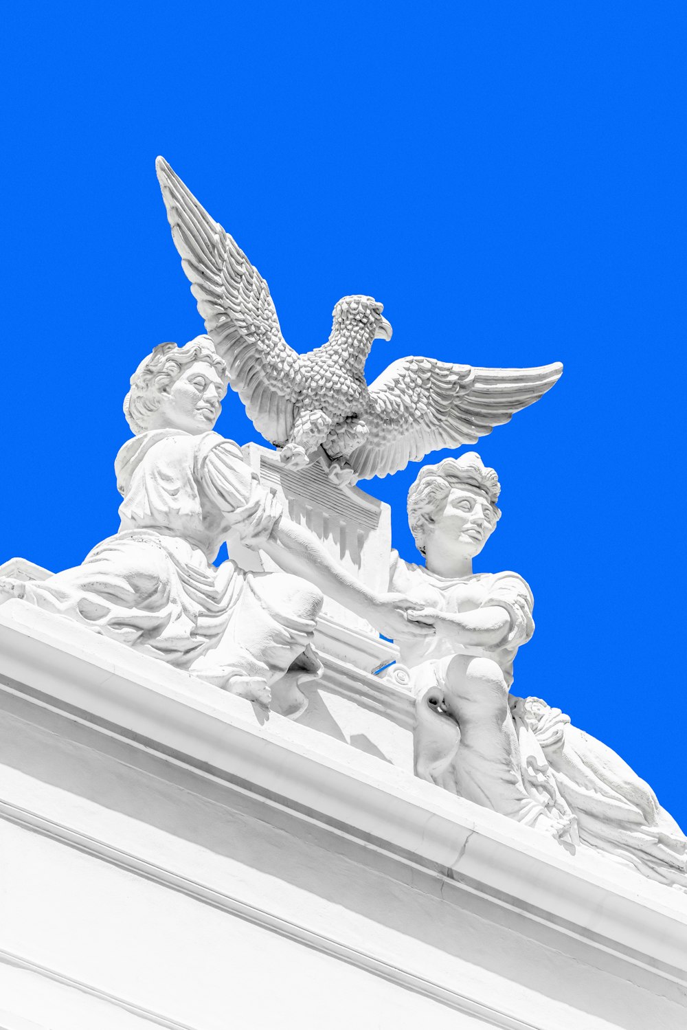 Statua dell'angelo sotto il cielo blu durante il giorno